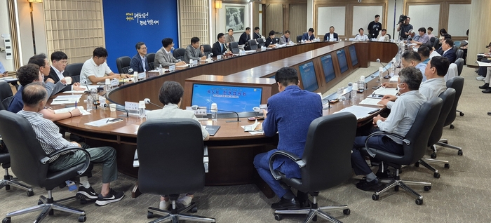 전남도는 28일 도청에서 신안 해상풍력 집적화단지 추진을 위한 제5차 민관협의회를 개최했다.