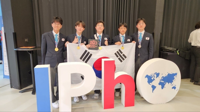 물리올림피아드 한국대표단. (왼쪽부터)이연호, 최정민, 이혁준, 한지형, 장근영 / 과기정통부