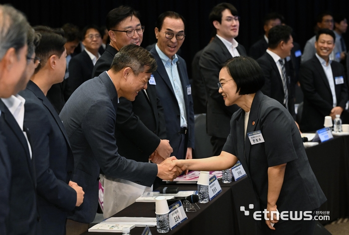 [포토] 참석자들과 인사하는 한성숙 장관