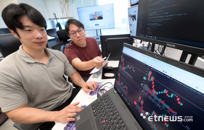 한패스가 스테이블코인과 생성형 AI 기술을 접목한 지능형 해외송금·정산 시스템 개발 프로젝트를 본격 추진한다. 지난해 7월 29일 서울 성동구 한패스에서 개발자들이 스테이블코인 해외송금·정산 시스템 개발 회의를 하고 있다. 김민수기자 mskim@etnews.com