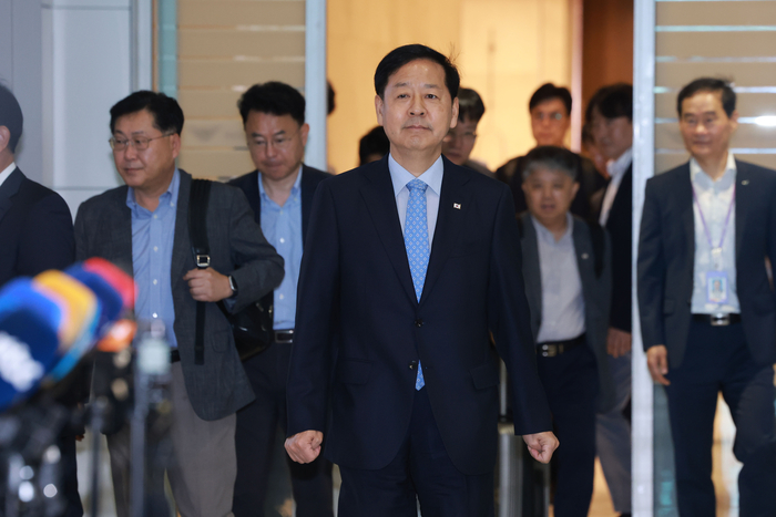 인터뷰 위해 이동하는 구윤철 부총리
     (영종도=연합뉴스) 신현우 기자 = 스콧 베선트 미국 재무장관과 면담하기 위해 워싱턴DC로 향하는 구윤철 부총리 겸 기획재정부 장관이 29일 인천국제공항 제2여객터미널에 도착, 인터뷰를 하기 위해 이동하고 있다.
     구 부총리와 베선트 장관의 회담은 그간 이어져 온 양국 간 통상논의를 막바지 조율하는 자리가 될 전망이다. 2025.7.29
     nowwego@yna.co.kr
 (끝)