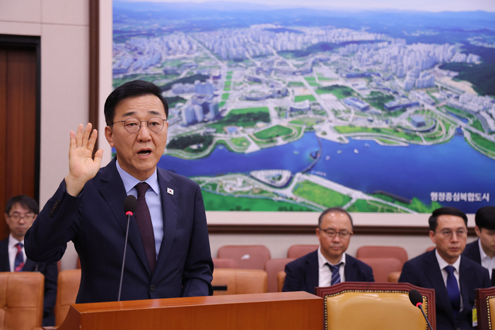 김윤덕 국토교통부 장관 후보자가 29일 국회 국토교통위원회에서 열린 인사청문회에서 선서하고 있다. (사진=연합뉴스)