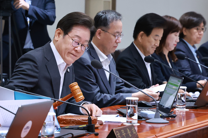 이재명 대통령 국무회의 개회
     (서울=연합뉴스) 홍해인 기자 = 이재명 대통령이 29일 서울 용산 대통령실 청사에서 열린 국무회의에서 의사봉을 두드리며 개회 선언을 하고 있다. 2025.7.29
     hihong@yna.co.kr
 (끝)