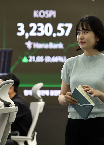 코스피가 전장보다 21.05포인트(0.66%) 오른 3,230.57에 장을 종료한 29일 서울 하나은행 본점 딜링룸에서 딜러들이 업무를 보고 있다. 이날 코스피는 닷새 연속 올라 3,230대로 올라서며 4년 만에 최고치를 기록했다. (사진=연합뉴스)