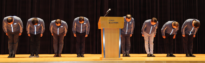 정희민 포스코이앤씨 사장이 지난달 29일 인천 송도 본사에서 연이은 현장 사망사고와 관련한 담화문 발표에 앞서 관계자들과 사과 인사하고 있다. 이재명 대통령은 이날 오전 국무회의 모두발언을 통해 올해 포스코이앤씨 현장에서 연이은 산업재해 사고로 노동자들이 숨진 사실을 언급하며 질타했다. 연합뉴스