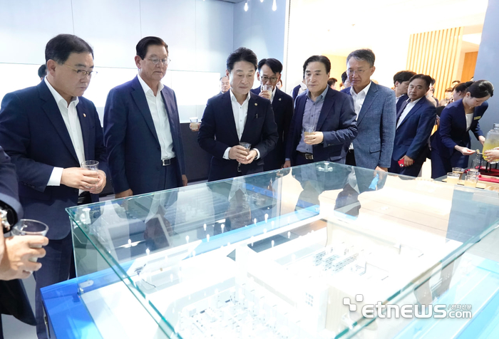 효성중공업 HVDC 변압기 공장 기공식에서 참석자들이 디오라마를 보고 있다. (왼쪽부터) 허성무 더불어민주당 국회의원, 이상운 효성 부회장, 이호현 산업통상자원부 차관.