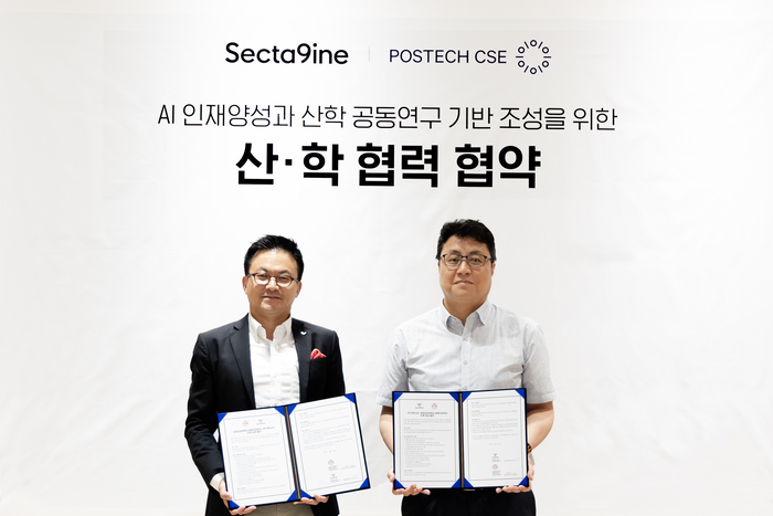 서울 도곡동 SPC2023 사옥에서 30일 진행된 'AI 인재양성 및 공동연구를 위한 산학협력 업무협약식'에서 김대일 섹타나인 대표(왼쪽)와 최승문 포스텍 주임교수가 기념 촬영을 하고 있다.