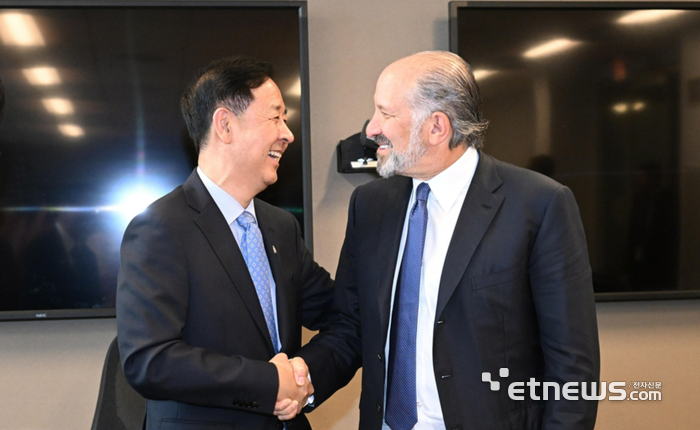 한-미 통상협의차 미국 워싱턴D.C.를 방문 중인 구윤철 부총리 겸 기획재정부 장관이 29일(현지시간) 미 상무부에서 하워드 러트닉 상무장관과 악수하고 있다. 기획재정부 제공