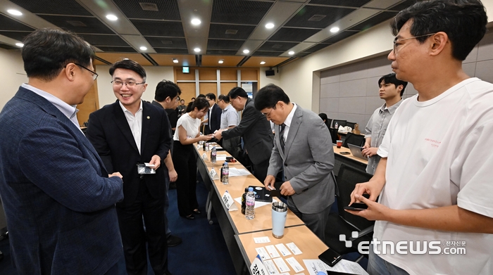 [포토] 피지컬 AI 산·학·연 관계자 만난 류제명 2차관