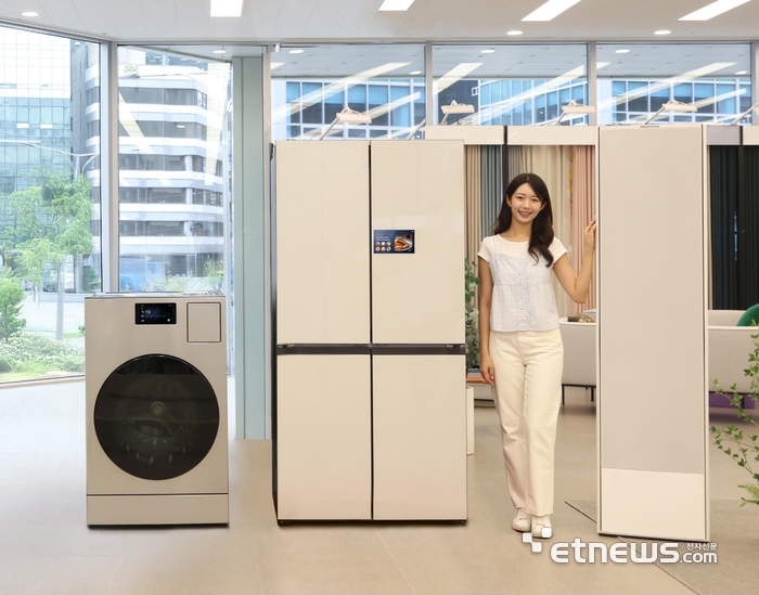 삼성전자의 강력한 에너지 효율과 AI 기능을 갖춘 'AI 가전 3대장' 에어컨·냉장고·세탁기가 본격적인 무더위 속에 판매 호조를 보이고 있다. 가전 3종의 7월 판매량은 전년 동기대비 에어컨은 약 40%, 냉장고는 약 20%, 세탁기는 약 40% 증가한 것으로 나타났다. 삼성전자 'AI 가전 3대장' 에어컨·냉장고·세탁기를 소개하는 모습 삼성전자 제공