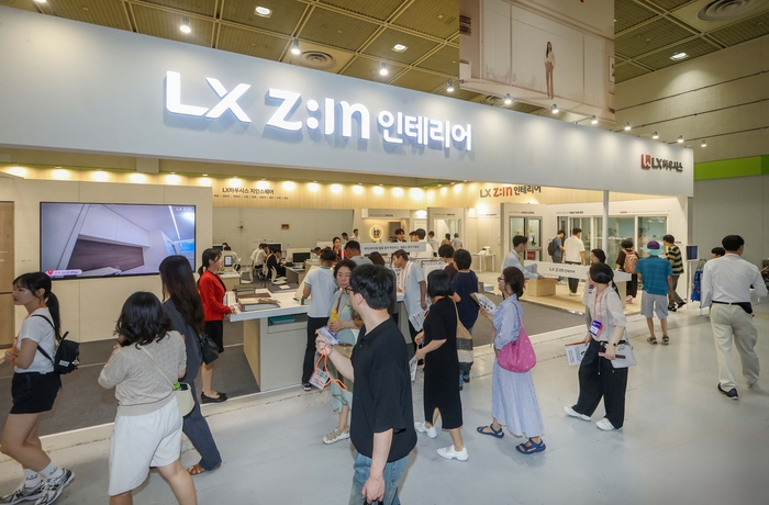 LX하우시스가 30일부터 8월 2일까지 서울 강남구 코엑스에서 열리는 '2025 코리아빌드위크(코엑스)'에 참가, 창호·중문·바닥재·벽장재·키친 등 인기 제품들을 선보이고 대규모 상담 부스를 마련했다. LX하우시스 전시관 전경.