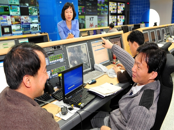 KT가 2008년 11월 17일 33개 실시간 채널이 포함된 IPTV 서비스를 시작했다. 서비스 첫날 여의도 KT 미디어센터 주조종실에서 직원들이 방송 상황을 모니터링하고 있다.