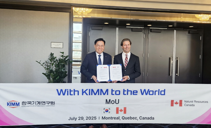 한국기계연구원은 29일, 캐나다 몬트리올에서 캐나다 천연자원부(NRCan)와 자원회수 및 청정 환경기술 분야 MoU를 체결했다. 사진은 류석현 기계연 원장(왼쪽)과 다니엘 뒤푸르 NRCan 사무총장.