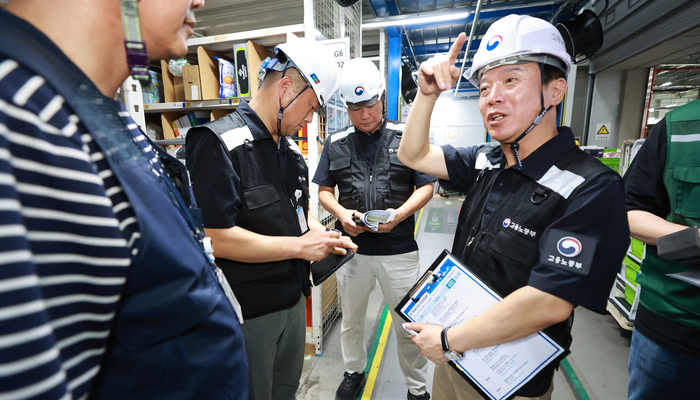 김영훈 고용노동부 장관이 지난달 30일 경기 화성시 쿠팡 동탄물류센터를 불시 방문, 폭염 속 노동자들의 작업 및 휴식 환경을 점검하고 있다. 연합뉴스. [고용노동부 제공. 재판매 및 DB 금지]