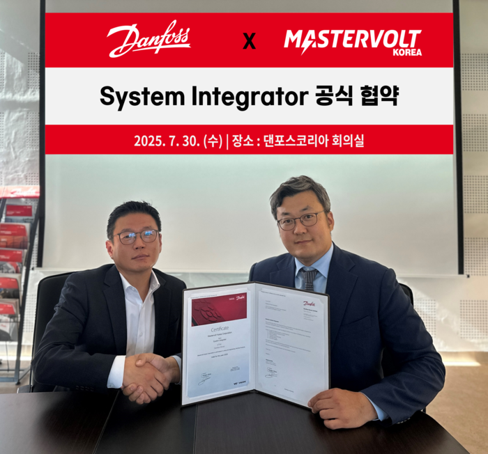 덴마크에 본사를 둔 글로벌 전력변환 및 전동화 솔루션 기업 댄포스그룹 한국법인인 댄포스코리아 심항수 DPD 사업본부장(왼쪽)이 해양 친환경 추진 시스템 전문기업 마스터볼트코리아 김승옥 대표이사와 '시스템 인티그레이터(System Integrator) 공식 파트너십'을 체결했다.