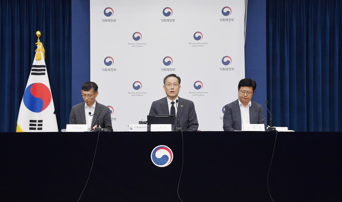 기획재정부가 29일 정부세종청사에서 열린 '2025년 세제개편안 상세 브리핑'에서 주요내용을 발표하고 있다. 왼쪽부터 박금철 기재부 세제실장, 이형일 기재부 1차관, 조만희 조세총괄정책관.[기재부 제공]