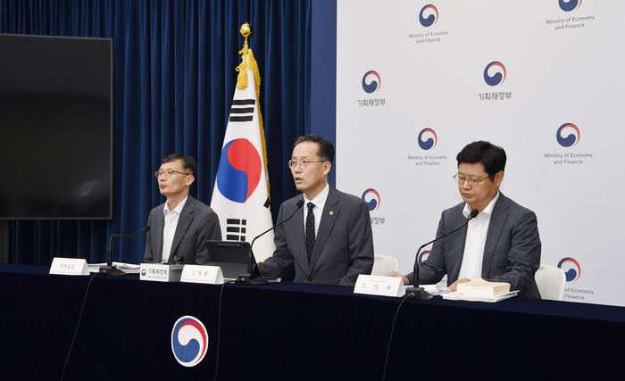 이형일 기획재정부 차관(가운데)이 29일 오후 정부세종청사에서 열린 '2025년 세제개편안 상세 브리핑'에서 주요내용을 발표하고 있다.
