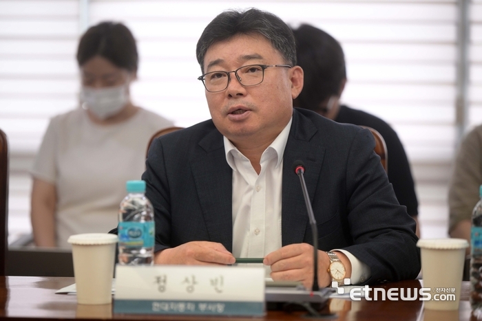 노동조합법 개정 관련 한국경영자총협회 긴급 기자회견이 31일 서울 마포구 경총회관에서 열렸다. 정상빈 현대자동차 부사장이 모두발언을 하고 있다. 김민수기자 mskim@etnews.com