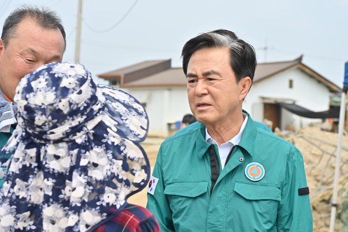 김태흠 도지사가 수해지역 주민과 대화를 나누고 있다.