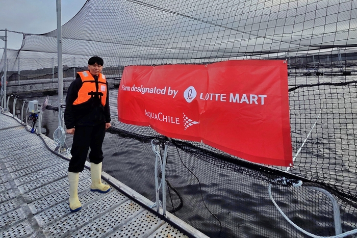 롯데마트는 올해 7월부터 국내 유통업계 최초로 칠레 연어 지정 양식장을 운영한다.