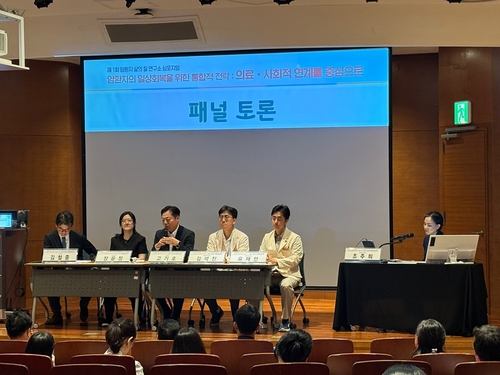 30일 삼성서울병원에서 (왼쪽부터)김철중 조선일보 의학전문기자, 장윤정 국립암센터 중앙암생존자통합지지센터장, 고기호 삼성화재 장기보험부문장, 김석진 암환자 삶의질 연구소 부소장, 유재민 암환자 삶의질 연구소 교수가 '제1회 암환자 삶의 질 연구소 심포지엄' 패널 토론에 참여하고 있다.