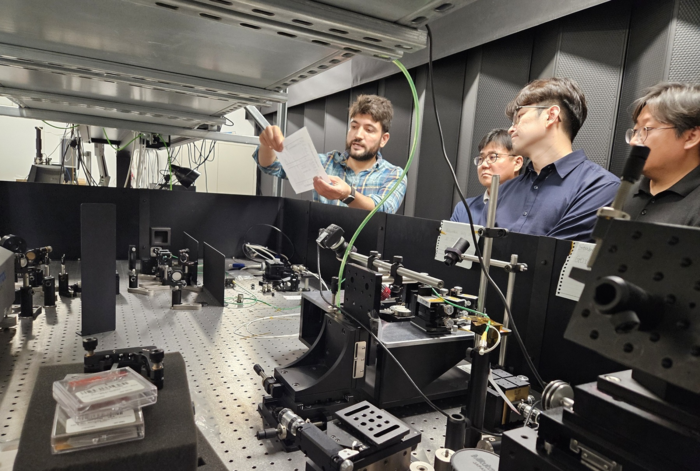 지난 25일 영국 케임브리지에 위치한 케임브리지대 그래핀센터에서 주요 연구진이 공동연구 방향에 대해 논의하고 있다. 사진 왼쪽부터 소하일 아바스 박사과정생, 신현석 IBS 이차원 양자 헤테로 구조체 연구단장, 송승욱 연구단 참여교수, 하태우 연구단 팀리더.