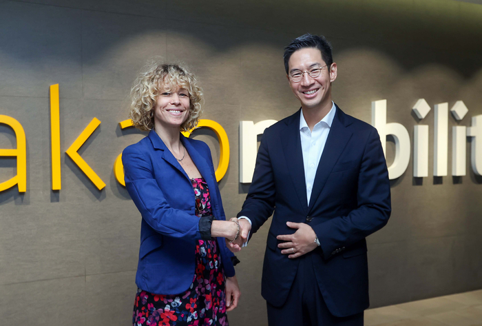 타냐 브라인세일스 벨기에 교통부 전략모빌리티 국장(왼쪽) 과 장성욱 카카오모빌리티 미래이동연구소장  〈자료 카카오모빌리티〉