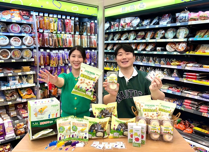 모델이 CU와 닌텐도 피크민 협업 상품을 소개하고 있다.