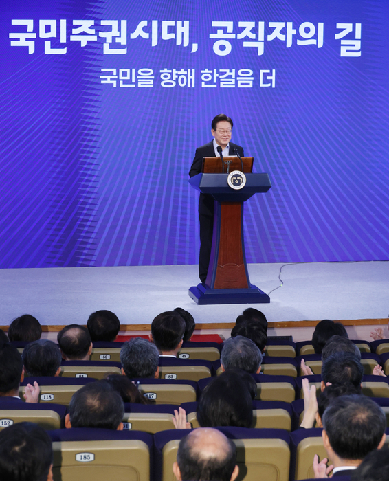 李대통령 “부담감에 이 흔들려...얼마나 노심초사했는지”