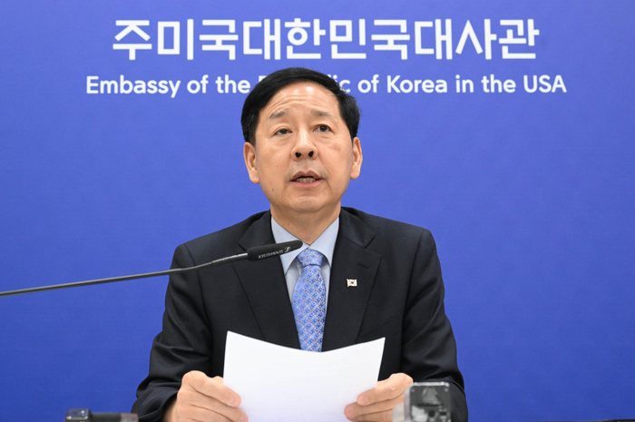 한미 통상협상 발표문 낭독하는 구윤철 부총리     (서울=연합뉴스) 구윤철 경제부총리 겸 기획재정부 장관이 30일(현지시간) 미국 워싱턴DC 주미한국대사관에서 열린 '한-미 통상협의 결과브리핑'에서 발표문을 낭독하고 있다. 2025.7.31 [기획재정부 제공. 재판매 및 DB 금지]     photo@yna.co.kr (끝)
