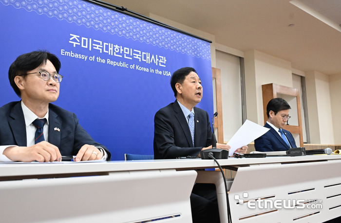 구윤철 경제부총리 겸 기획재정부 장관이 30일(현지시간) 미국 워싱턴DC 주미한국대사관에서 열린 '한-미 통상협의 결과브리핑'에서 발표문을 낭독하고 있다. 왼쪽부터 김정관 산업통상자원부 장관, 구윤철 부총리, 여한구 통상교섭본부장. 기재부 제공