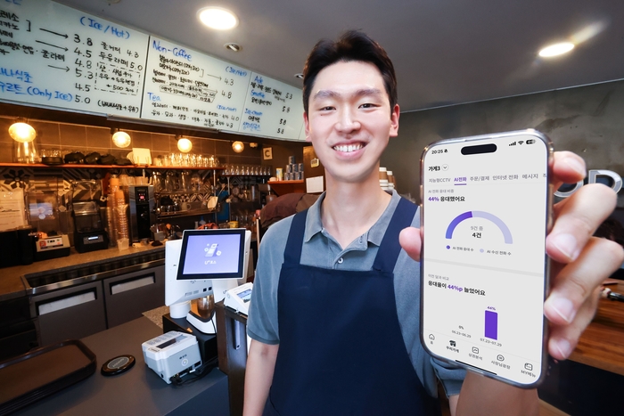 LG유플러스 임직원이 'AI전화' 혜택을 소개하고 있는 모습