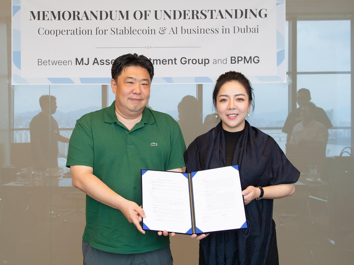 블록체인 기업 비피엠지(BPMG)는 아랍에미리트(UAE)의 투자회사 MJ에셋인베스트먼트(MJ에셋)와 스테이블코인 사업에 대한 전략적 업무 협약(MOU)을 체결했다. 차지훈 비피엠지 대표(왼쪽)와 조조 장 MJ에셋인베스트먼트 CEO가 기념촬영했다.