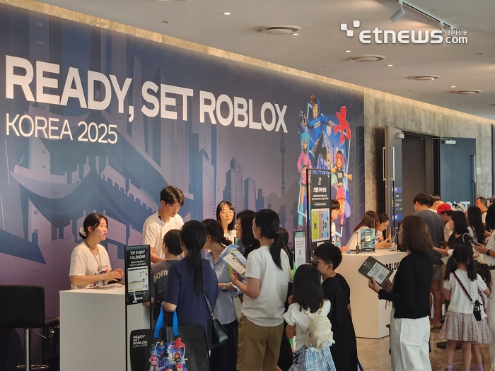판교 현대백화점 지하 10층에 마련된 로블록스 팝업 스토어에서 방문객이 입장을 기다리고 있다.