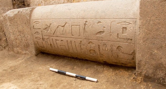 무덤 내부에서 발견된 상형문자는 4,000여 년 전으로 거슬러 올라가는 제5왕조로 거슬러 올라간다.