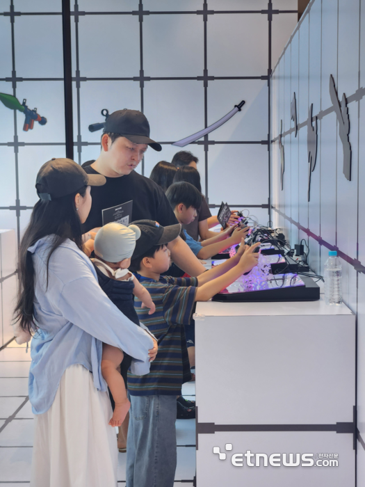 판교 현대백화점 지하 1층에 마련된 로블록스 팝업 스토어에서 방문객이 게임을 즐기고 있다.