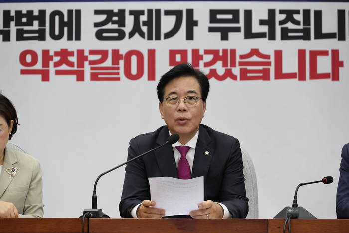 원내대책회의서 발언하는 송언석 비상대책위원장
(서울=연합뉴스) 박동주 기자 = 국민의힘 송언석 비상대책위원장 겸 원내대표가 1일 서울 여의도 국회에서 열린 원내대책회의에서 발언하고 있다. 2025.8.1
pdj6635@yna.co.kr
(끝)
