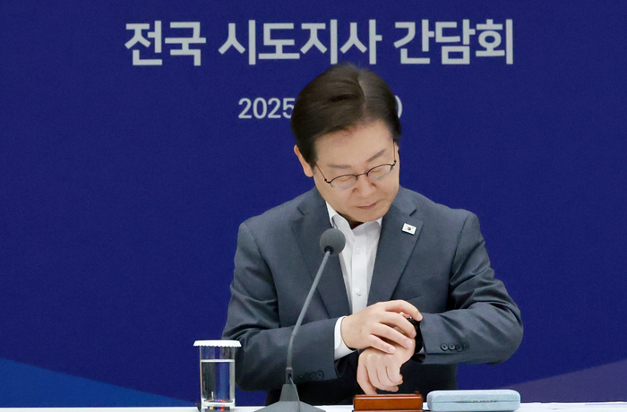 시간 확인하는 이재명 대통령
     (서울=연합뉴스) 홍해인 기자 = 이재명 대통령이 1일 서울 용산 대통령실 청사에서 열린 전국 시도지사 간담회를 시작하며 시간을 확인하고 있다. 2025.8.1
     hihong@yna.co.kr
 (끝)