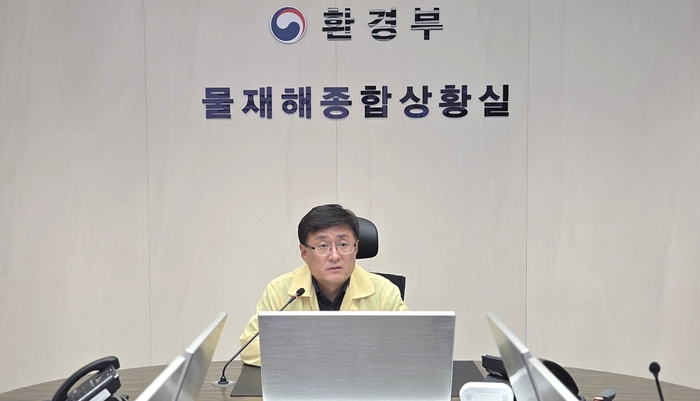 김성환 환경부 장관이 3일 오후 정부세종청사에서 집중호우 대비 소속·산하기관과 긴급 상황점검 회의를 주재하고, “내일 아침까지가 큰 고비가 될 것이라고 말하며, 호우로 인한 비 피해를 최소화 할 것”을 당부했다. 사진 출처 : 환경부