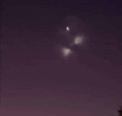 지난달 30일(현지시간) 호주 여러 지역에서 목격된 이상 현상. 중국 로켓이 지나가며 내뿜은 배기가스로 추정된다. 사진=엑스 캡처