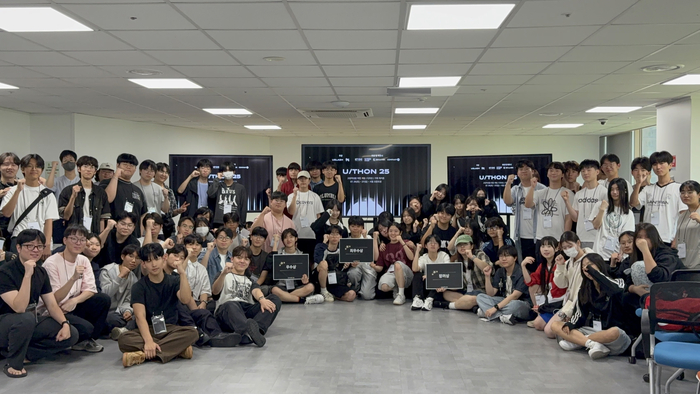 'U/THON 25' 대회를 마친 참가자들이 기념사진을 촬영하고 있다.