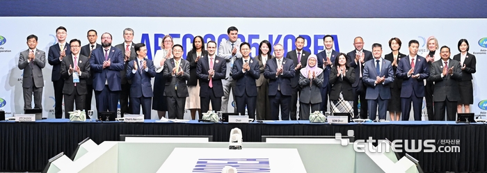 [포토] 박수치는 APEC2025 디지털·AI 장관회의 참석자들