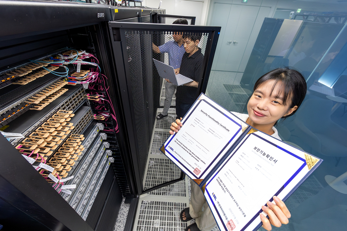 KT 직원이 'KT 매니지드 프라이빗 클라우드'로 획득한 국가정보원의 보안기능확인서를 들고 있는 모습