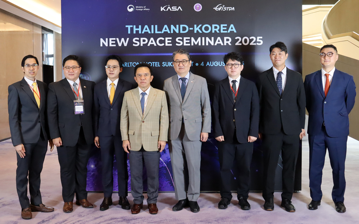 4일(현지시간) 태국 방콕에서 개최된 한-태국 뉴스페이스 세미나에서 참석자들이 기념촬영을 했다. (우주청 제공)