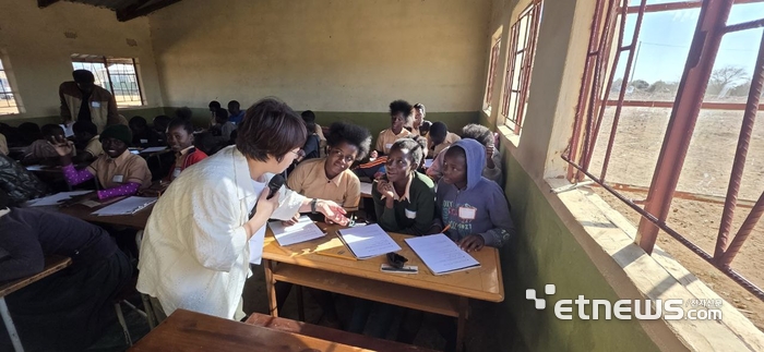 경기도교육청  교육봉사단이 최근 아프리카 잠비아 리빙스톤 지역을 방문해 교육봉사를 진행하고 있는 모습.