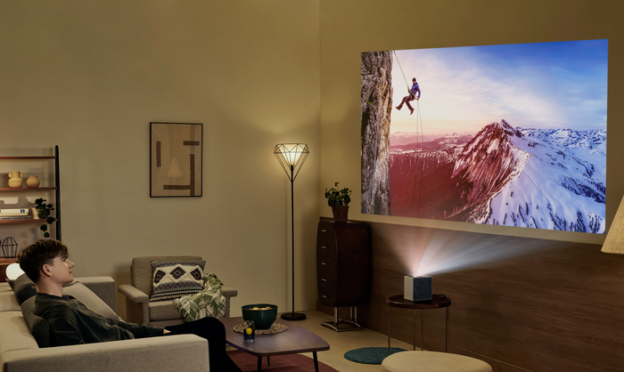 LG전자가 벽으로부터 40cm 거리에서 100인치 4K 화면을 투사하는 강력한 성능과 이동이 편리한 미니멀 디자인을 겸비한 'LG 시네빔 쇼츠(모델명: PU615U)'를 출시했다. 가로·세로 11cm·16cm에 두께는 16cm로, 무게도 1.9kg으로 매우 가벼워 이동이 편리하다.