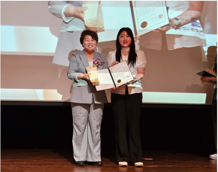 KDA 예비 영양사 장학생으로 선정된 한양여대 김민서 학생이 기념 촬영했다. (사진=한양여대)