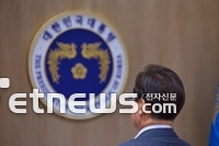 대통령실은 이재명 대통령이 29일 서울 용산 대통령실 청사에서 열린 국무회의에 참석해 국기에 경례하는 모습을 30일 SNS에 공개했다. 대통령실