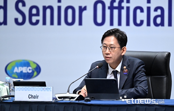 아시아태평양경제협력체(APEC) 디지털·AI 장관회의가 4일 인천 연수구 송도컨벤시아에서 열렸다. 의장을 맡은 배경훈 과학기술정보통신부 장관이 회의를 주재하고 있다.  인천=이동근기자 foto@etnews.com