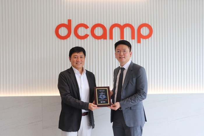 박영훈 디캠프 대표이사(왼쪽)와 김학균 한국벤처케피탈협회장이 회원사 가입 기념촬영을 하고 있다.